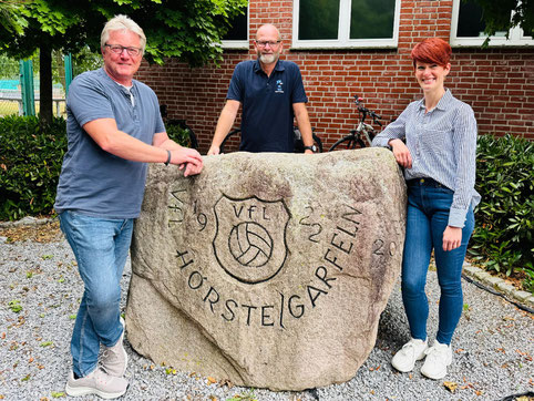 Thomas Rasch und Michael Thiesmann mit dem 1000. VfL-Mitglied Stephanie Lönne