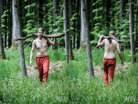 Hose nach dem Fund vom Damendorf Moor, einmal von vorn, einmal von hinten, der Kunde trägt sehr dekorativ einen Baumstamm auf der Schulter