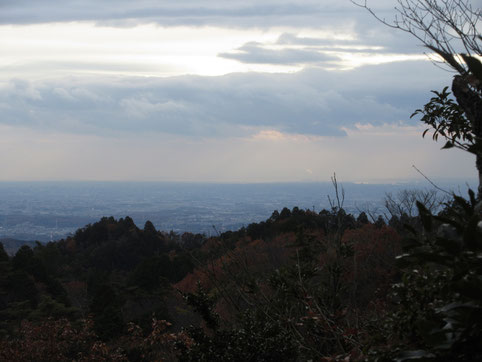 猿投山山頂から俯瞰した名古屋方面 遠くには湾が見えた