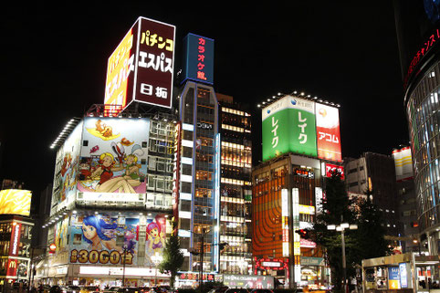 Neonreklame in Shinjuku, Tokio bei Nacht