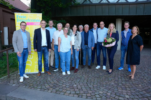 von links: R. Schindler, A. Zurbrüggen, M. Diekhoff, J. Bartsch, S. Zurbrüggen, M. Sieding, R. Dünninghaus-Opitz, Dr. G. Bals, U. Opitz, R. Brinkhaus, H. Voelker, K. Rodeheger, H. Röper, P. Scuderi; Quelle: Die Glocke / Schomakers