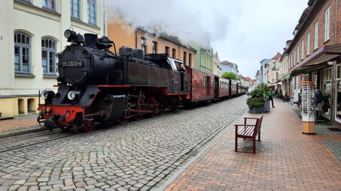 Der Molli in der "Fußgängerzone" von Bad Doberan