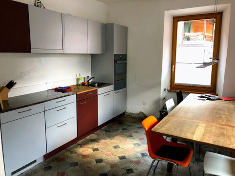 Kitchen:   Fully equipped  for 8 persons. You may not find a truffle slicer, but most of the essentials should be on place. Table and chairs for 8 persons with a children chair and some spare chairs in the storage room