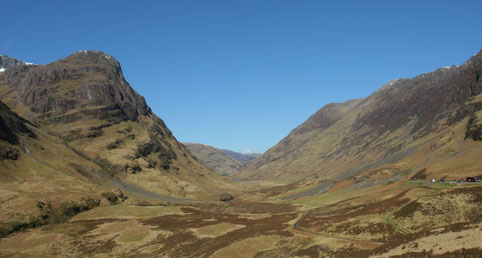 Karge, baumlose Highland-Landschaft bei Glen Coe unter blauem Himmel ©My own Travel
