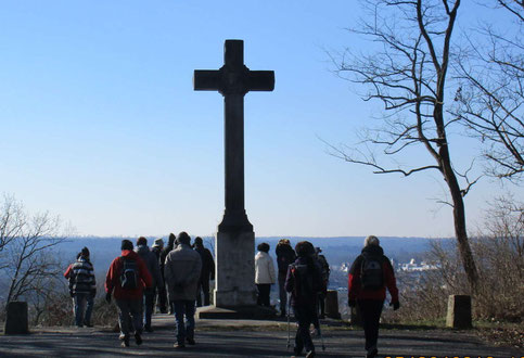 Retour et arrêt devant le calvaire