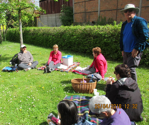 On fait comme eux, on s'asseoit sur l'herbe et on casse la croûte