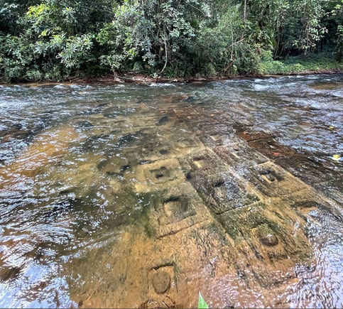 側の中に千本リンガ（Thousand Lingas）