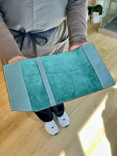 横浜のレザークラフト教室で作ったブックカバー