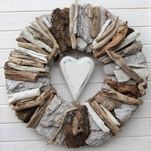 Holzkranz mit Holzherz im Shabby Chic Style als Dekounikat.