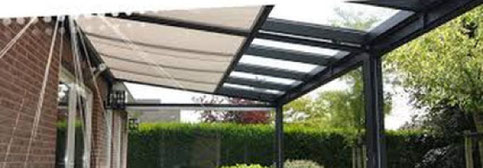 La pergola est l'endroit idéal pour profiter du soleil dans votre jardin. Pourtant, il faut parfois de l'ombre, pour vous protéger de la lumière ou de la chaleur. Le store de toit est la solution idéale
