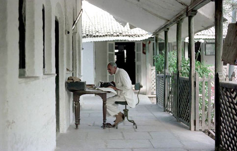 Feram translating documents for Lord Meher ; photo taken by David Fenster