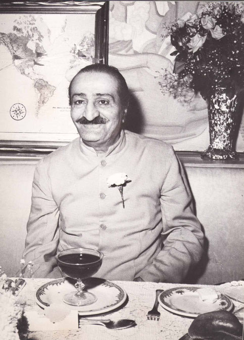 1956 ; Meher Baba at the reception for him at the Longchamps Restaurant, New York.