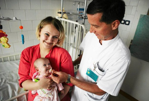 Żeby ratować córeczkę, trzy miesiące mieszkali w szpitalu