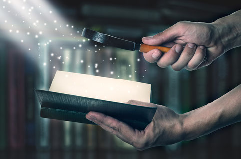 Isaac Newton lisait la Bible tous les jours. Il a compris que la Trinité n'est pas biblique. Les traducteurs à tendance trinitaire, ne réalisent pas leur immense responsabilité devant Dieu qui demandera des comptes pour avoir délibérément altéré sa Parole