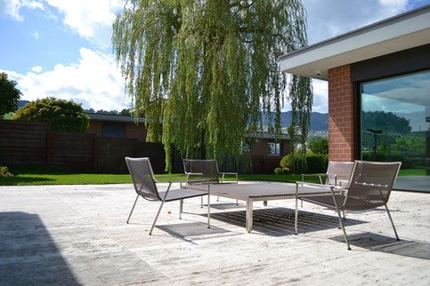 Bild: Gartenmöbel in Gartenanlage