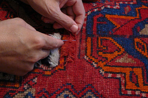 restauro professionale di un tappeto turkamano antico, il vello risultava consumato esponendo la trama e l'ordito. Successivamente alla colorazione della lana i nodi sono stati rinodati e rasati.