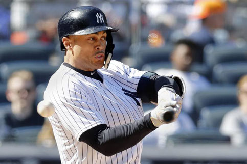 Nella foto uno swing a vuoto di Giancarlo Stanton (Bereswill/Getty Images)
