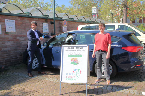 Auf dem Parkplatz beim Bahnhof sind die Fahrzeuge stationiert, die Bürgermeister Christoph Glogger und stadtmobil-Vorstand Miriam Caroli dieser Tage vorstellten. Foto: Stadt Bad Dürkheim