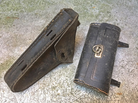 Deformierte Werkzeugtaschen aus Leder mit kaputten Nähten und diversen Verschmutzungen und abgestoßenen Kanten
