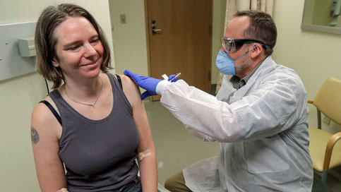 Jennifer Haller reçoit la première administration d'un vaccin à ARNm, fabriqué par la firme de biotechnologie Moderna, contre le coronavirus pandémique. PHOTO AP / TED S. WARREN