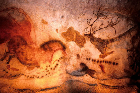 Des formes géométriques apparaissent sous le Megaloceros, un cerf géant éteint, dans les peintures rupestres de Lascaux, en France, qui auraient 17 000 ans