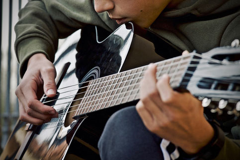 Junge nimmt Gitarrenunterricht in München Schwabing-West