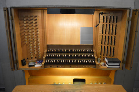 Das „Cockpit“ des Organisten: Die Spielanlage mit den Klaviaturen und der Registersteuerung | Foto: Gabriel Isenberg, 2021
