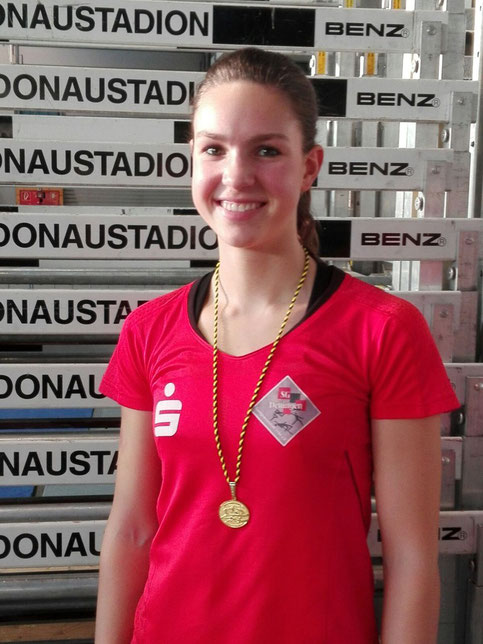 Kerstin Steinle mit ihrer Goldmedaille