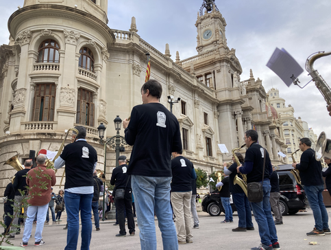 La Banda Municipal protestando frente al Ayuntamiento de Valencia