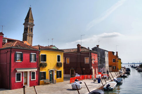 Bunte Huser und Kirchturm in Burano, Italien