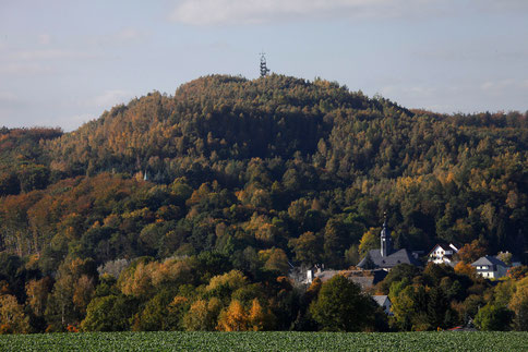 Im Thal die Stadt Oelsnitz/Erzgeb. auf dem Berg der Aussichtsturm