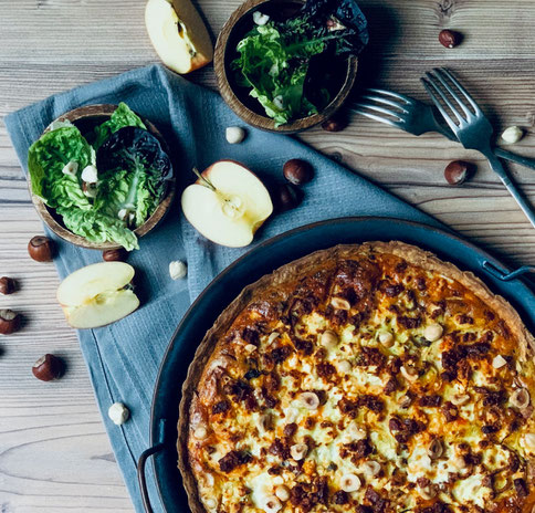 Apfel-Lauch-Quiche mit Chorizo, Feta & Haselnüssen