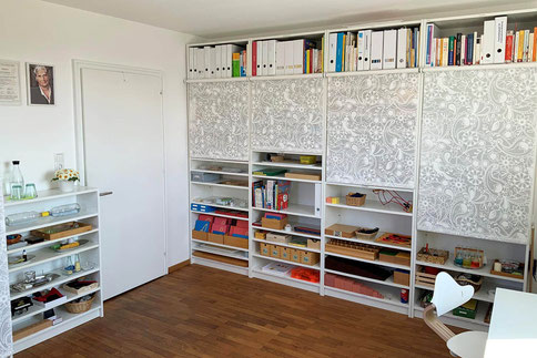 Materialschrank in der neuen Montessori-Praxis in Dornbirn