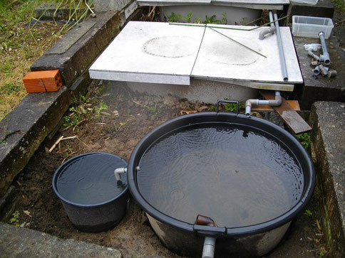 一つ抜いたバスタブ貯水タンク跡はビオトープ池にする。仮置きなのに一夜で満水。
