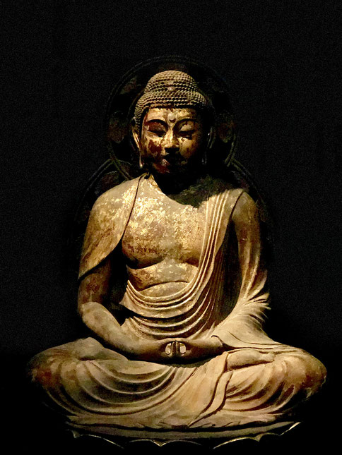 Goldener Buddha symbolisiert Tiefe, Klarheit, Präsenz als Grundlagen für Coaching Ausbildung mit Alhiama in Freiburg 