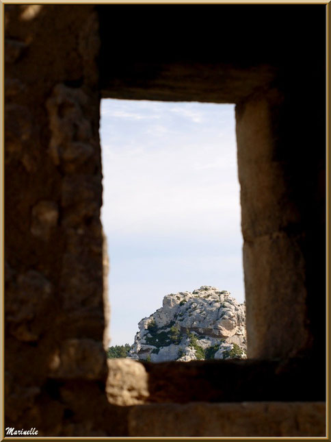 Vue sur les Alpilles au travers d'une lucarne dans les fortifications, Baux-de-Provence, Alpilles (13) 