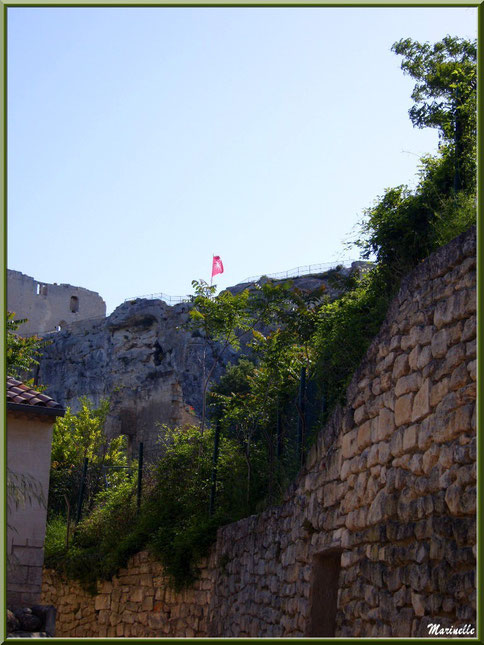 Au détour d'une ruelle avec le Château des Baux en hauteur, Baux-de-Provence, Alpilles (13)