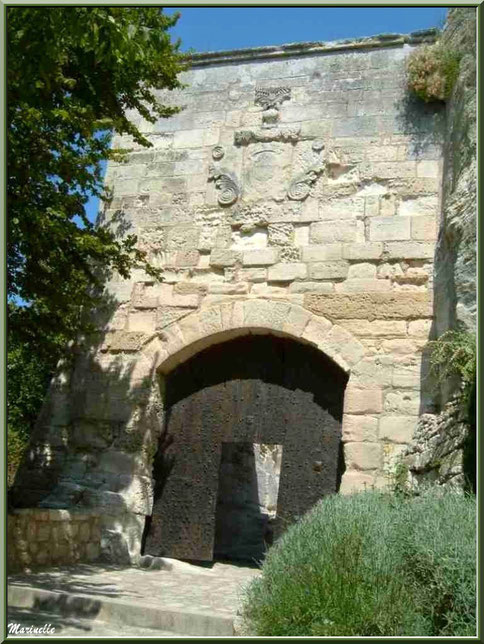 Porte d'Eyguières ou Porte de l'Eau, Baux-de-Provence, Alpilles (13) : côté extérieur avec les armoiries de la Maison Grimaldi