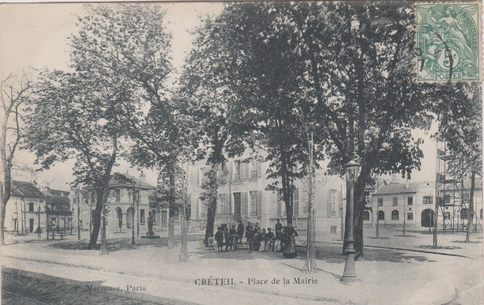 Recto d'une carte postale timbrée montrant la place de la mairie de Créteil