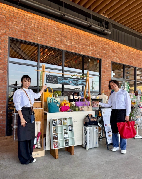 カラフルなバッグ店