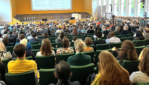 Voll besetzter AudiMax beim Entrepreneurship Summit 2025 im Henry-Ford-Bau