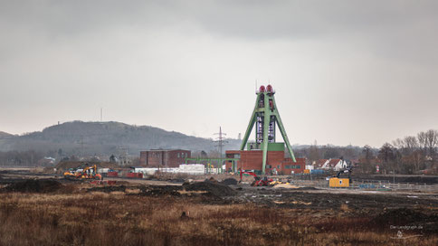 Fördergerüst der Zeche Haus Aden Schacht 2 in Bergkamen im Ruhrgebiet noch mit Seilscheiben und Seilführung
