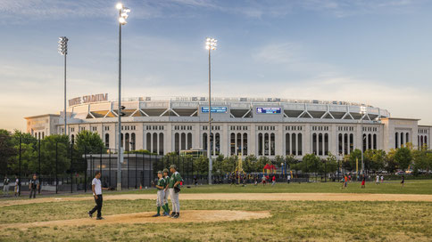 Nell'immagine l'Heritage Field dove sorgeva il vecchio Yankee Stadium - Sullo sfondo il nuovo Yankee Stadium