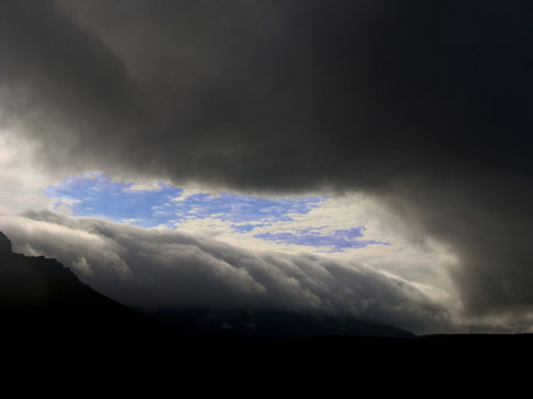 Beim Abschied wurde Mt. Hekla von einer Wolkendecke überlagert.