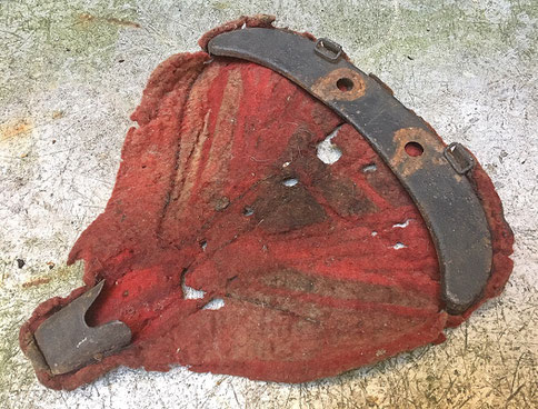 Schäden durch Motten an der Filzpolsterung eines historische Fahrradsattels, sichtbare Fraßgänge und Löcher
