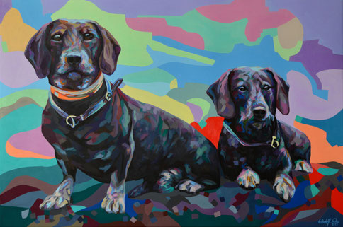 Buntes Acrylgemälde auf Leinwand mit zwei Hunden, dargestellt in einem modernen, figurativen Stil. Die Hunde sitzen nebeneinander im Fokus des Bildes, umgeben von einem farbenfrohen, abstrakten Hintergrund mit geschwungenen Formen in Blau-, Grün-, Rosa- u