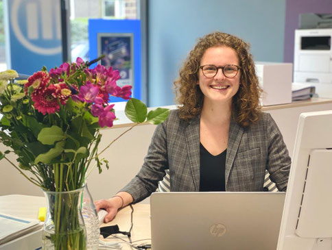 Clara Twittenhoff ist Kundenberaterin in der Allianz Versicherungsagentur Jens Schmidt