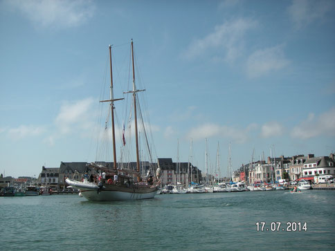 Superbe voilier anglais ancien en teck rentrant au port de Paimpol
