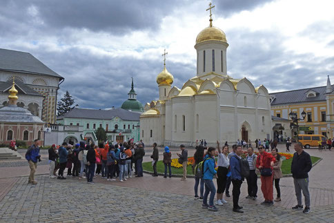 Touristen im Kloster Sergijew Possad bei Moskau