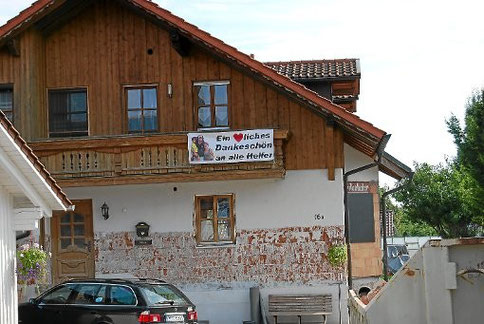 Plakate an den Häusern in Fischerdorf, das im Juni unter Wasser stand, zeugen von der Dankbarkeit für die Hilfe. Foto: Göhring Foto: Schwarzwälder-Bote
